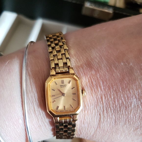 Seiko Accessories - SEIKO thin femanine watch Seiko Accessories - SEIKO thin femanine watch
